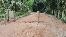 বালুর ট্রাক ঠেকাতে সড়কে পিলার বসিয়ে প্রতিবাদ