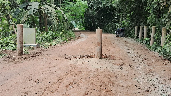 বালুর ট্রাক ঠেকাতে সড়কে পিলার বসিয়ে প্রতিবাদ