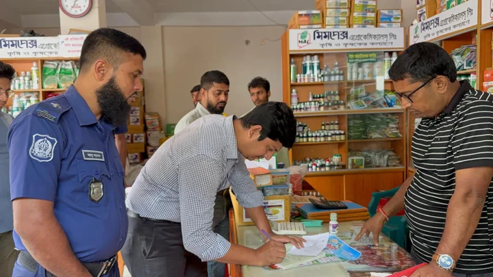 অতিরিক্ত দামে সার বিক্রি, মাগুরায় ব্যবসায়ীকে এক লাখ টাকা জরিমানা