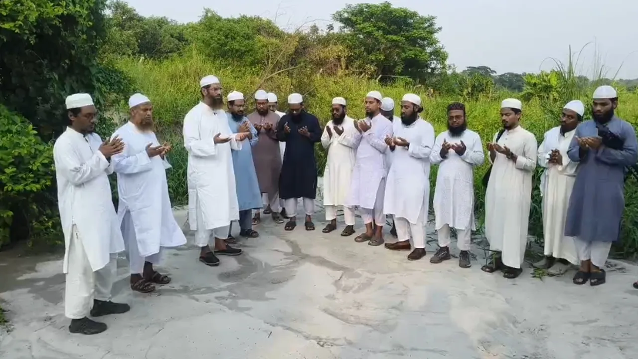 মসজিদ নির্মাণের জায়গায় দাঁড়িয়ে দোয়া করছেন মামুনুল হক ও তার সহকর্মীরা। ছবি: জামিয়াতুত তারবিয়া সৌজন্যে