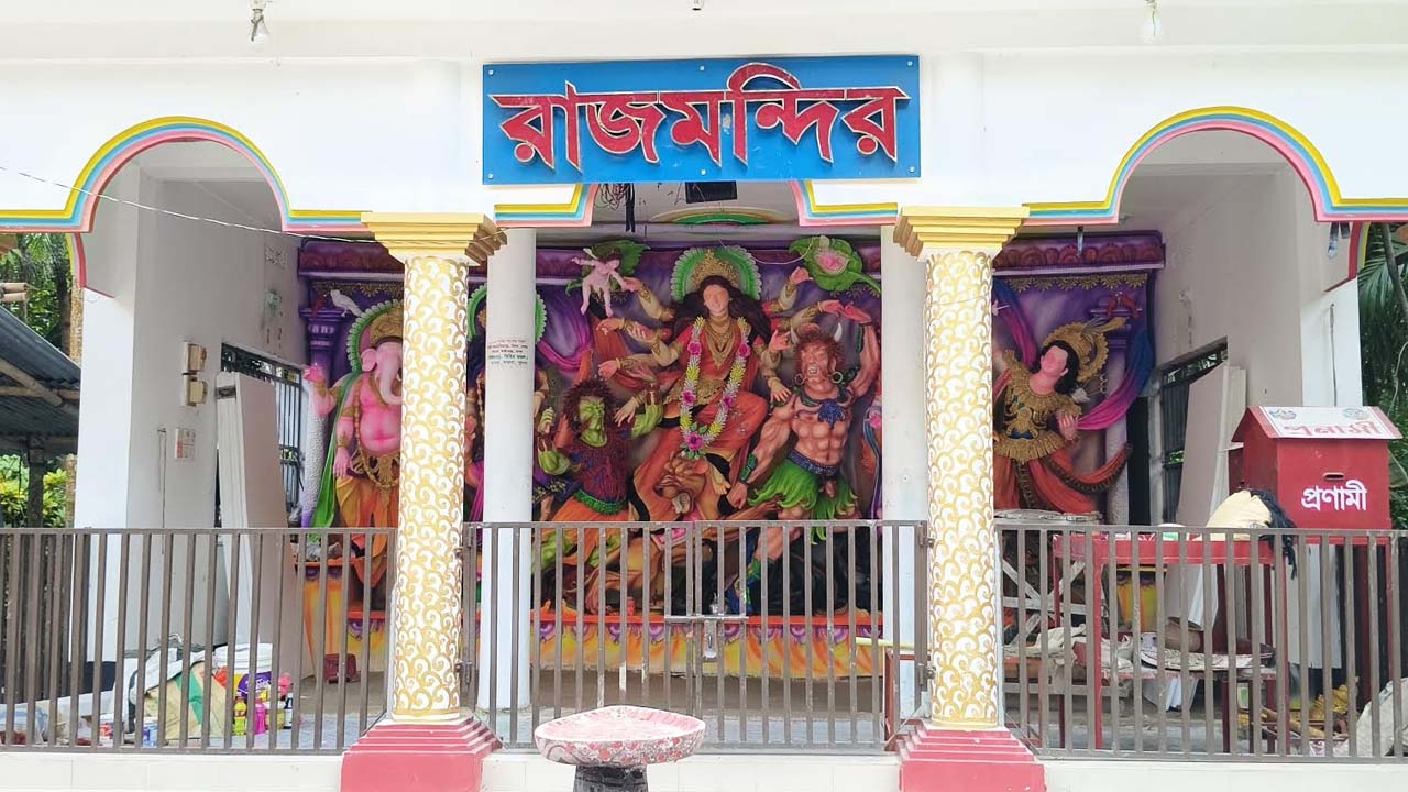 পিরোজপুরের মঠবাড়িয়া উপজেলার গুলিসাখালী ইউনিয়নের কবুতরখালী গ্রামের রাজমন্দির। ছবি: এশিয়া পোস্ট