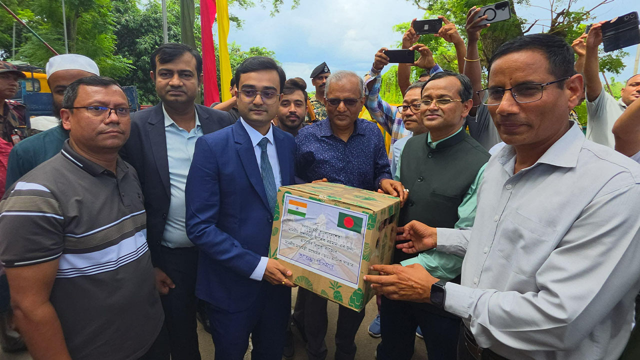 ভারত থেকে প্রধানমন্ত্রীর জন্য এলো উপহারের ৭৮০ কেজি আনারস