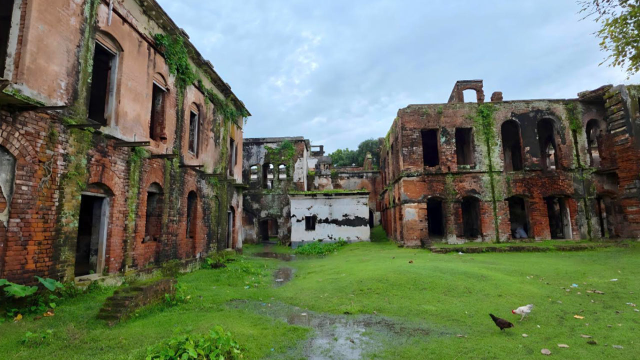 জরাজীর্ণ অবস্থায় দাঁড়িয়ে শিবালয়ের ঐতিহাসিক তেওতা জমিদারবাড়ি