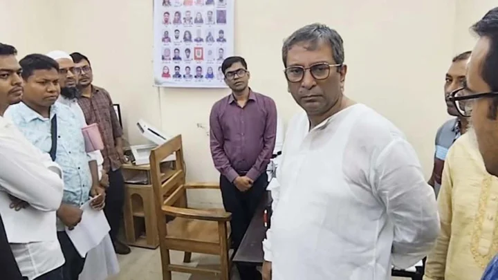 পাসপোর্ট অফিসে হঠাৎ এমপি মানিক, ধরলেন ৩ দালাল