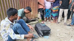 মানিকগঞ্জে হেরোইনসহ আটক দুই যুবককে গণপিটুনি