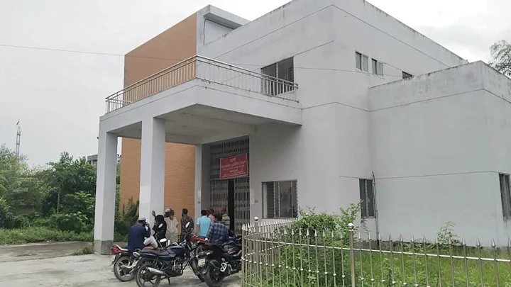 মানিকগঞ্জে একই পরিবারের ৩ মৃত্যুর ঘটনায় মৃত ব্যক্তির নামেও মামলা