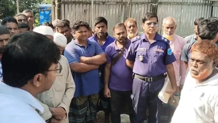 বেশি দামে অন্য জেলায় সার বিক্রি, সাব-ডিলারকে ২ লাখ টাকা জরিমানা