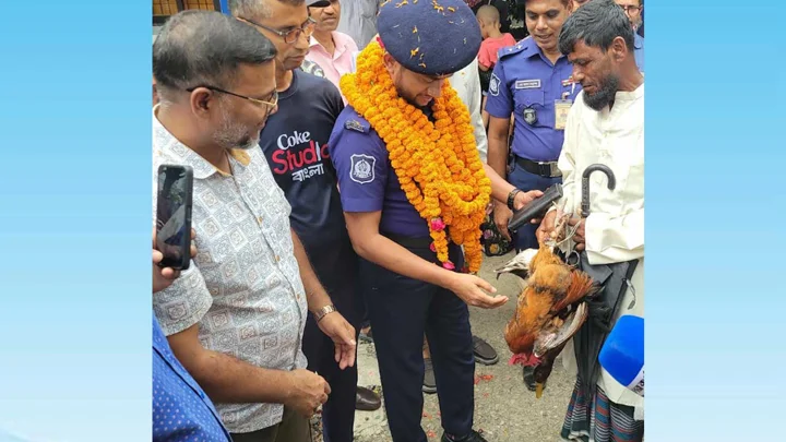 ওসিকে বিদায় জানাতে কেউ আনলেন লাউ, কেউ হাঁস-মুরগি