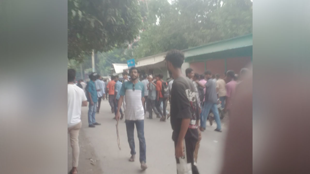 বিক্ষোভকারীদের হাতে লাঠি। ছবি : এশিয়া পোস্ট