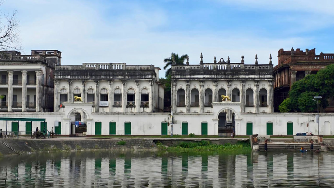 বালিয়াটি জমিদারবাড়িটি সংরক্ষণে ঘাটতিতে হারাচ্ছে ঐতিহ্যের ছাপ।