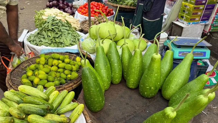 রাজধানীর খুচরা বাজারে সবজি-মুরগির চড়া দাম