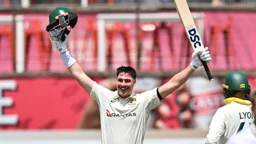 ৩ হাজার ৫৬৭ দিন পর টেস্টে সেঞ্চুরি রেনশর