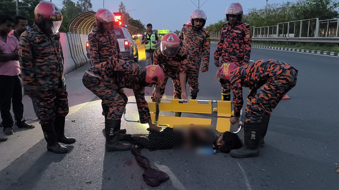 আহত তরুণীকে উদ্ধার করে হাসপাতালে নিয়ে যান ফায়ার সার্ভিস সদস্যরা। বৃহস্পতিবার ভোরে মুন্সীগঞ্জের শ্রীনগর উপজেলায় ঢাকা-মাওয়া এক্সপ্রেসওয়েতে। ছবি: এশিয়া পোস্ট