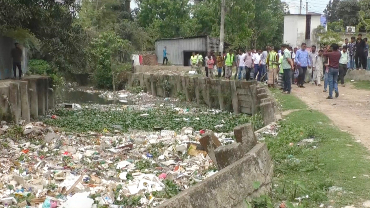 ময়মনসিংহ শহরে এ জলাধারে তৈরি হয় এডিস মশা। ছবি: এশিয়া পোস্ট