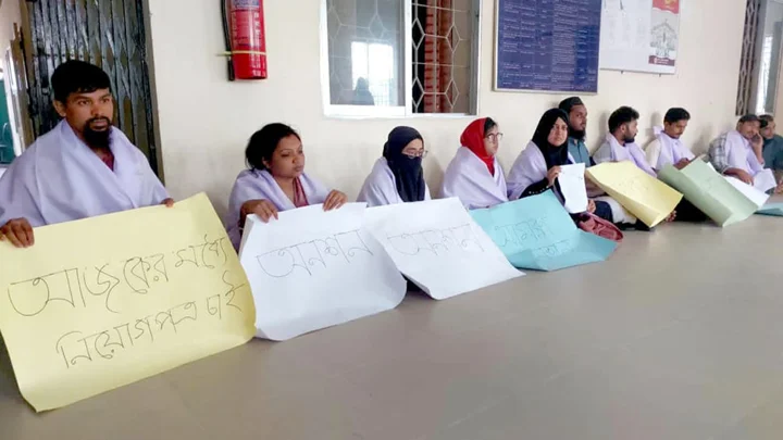 অনশনের পর প্রাথমিকের নিয়োগপত্র পেলেন ময়মনসিংহের ২০ জন