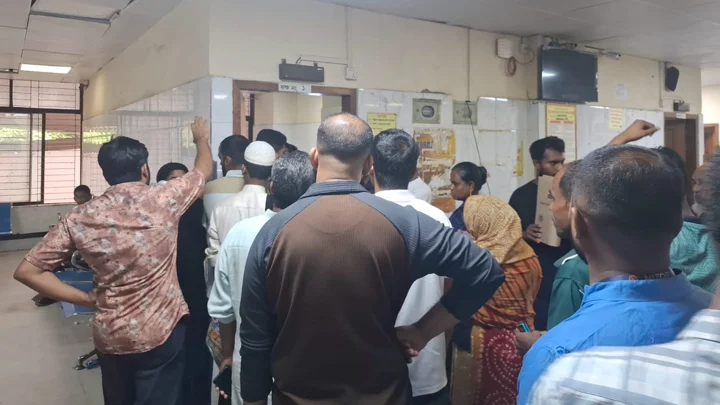 সেবায় অসন্তোষ রোগীদের, ‘সঠিক চিকিৎসা’ দিয়েও নিরাপত্তাহীনতায় চিকিৎসকরা