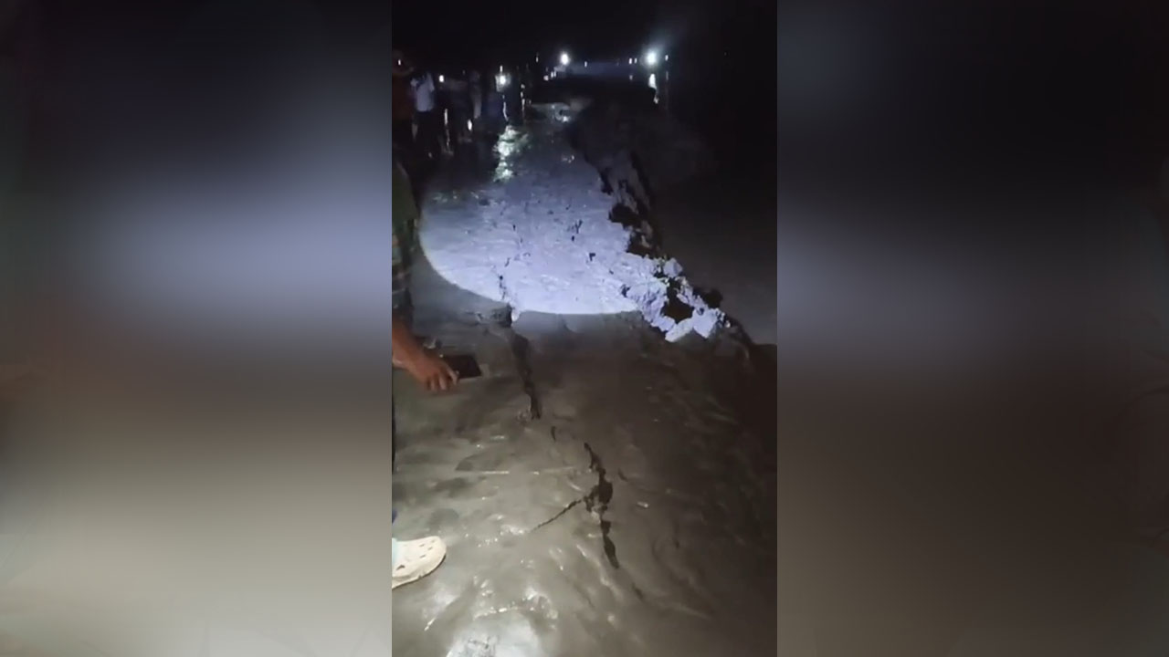ভেঙে যাওয়া মেঘনা নদীর পাড়। ছবি : এশিয়া পোস্ট