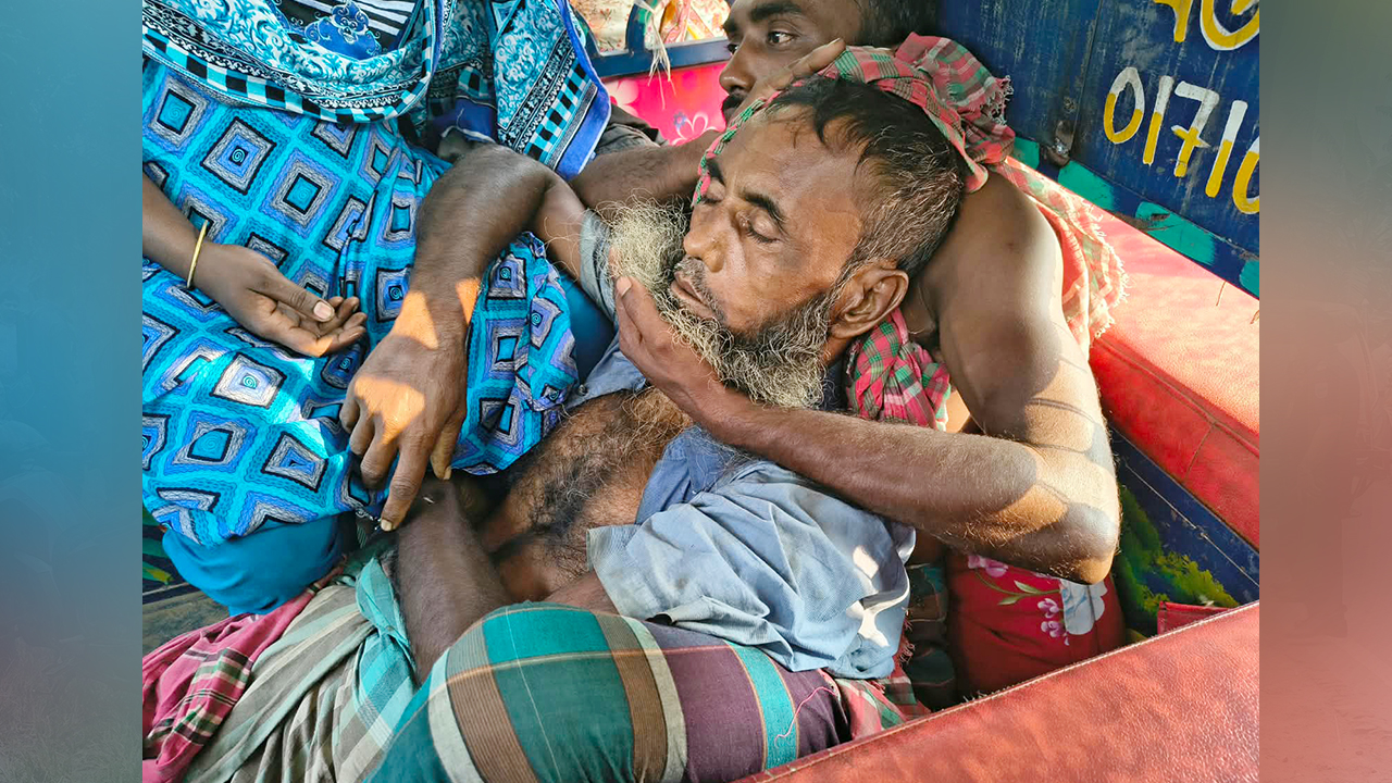 গাছের ডাল ভেঙে আহত হলে জিন্নাত আলীকে হাসপাতালে নেওয়া হয়। ছবি: এশিয়া পোস্ট