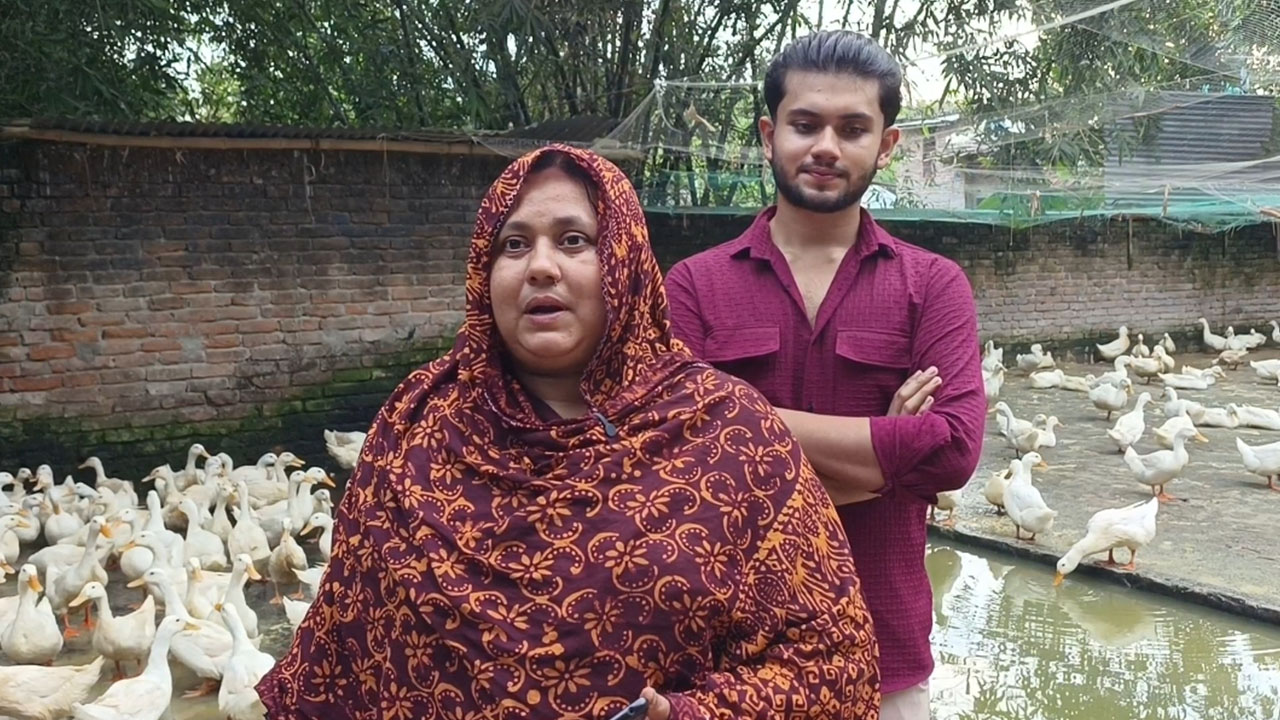 মায়ের সঙ্গে তরুণ উদ্যোক্তা বাঁধন। ছবি : এশিয়া পোস্ট