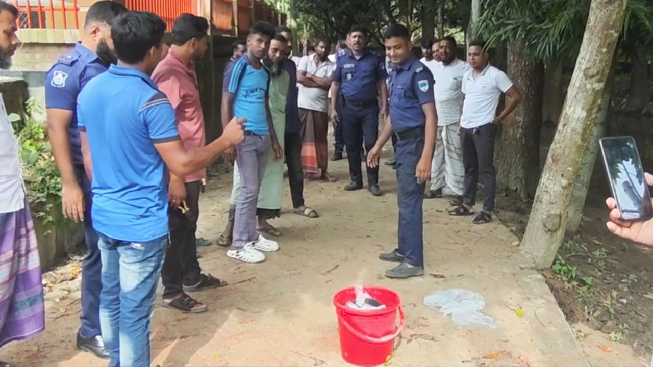 মেহেরপুরে একাধিক স্থানে বৈদ্যুতিক তারে ঝুলন্ত বোমাসদৃশ বস্তু উদ্ধার