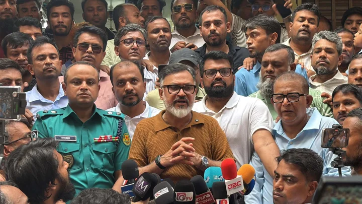 মিরপুর-১ গোলচত্বরে অবৈধ স্থাপনা উচ্ছেদে ডিএনসিসির অভিযান