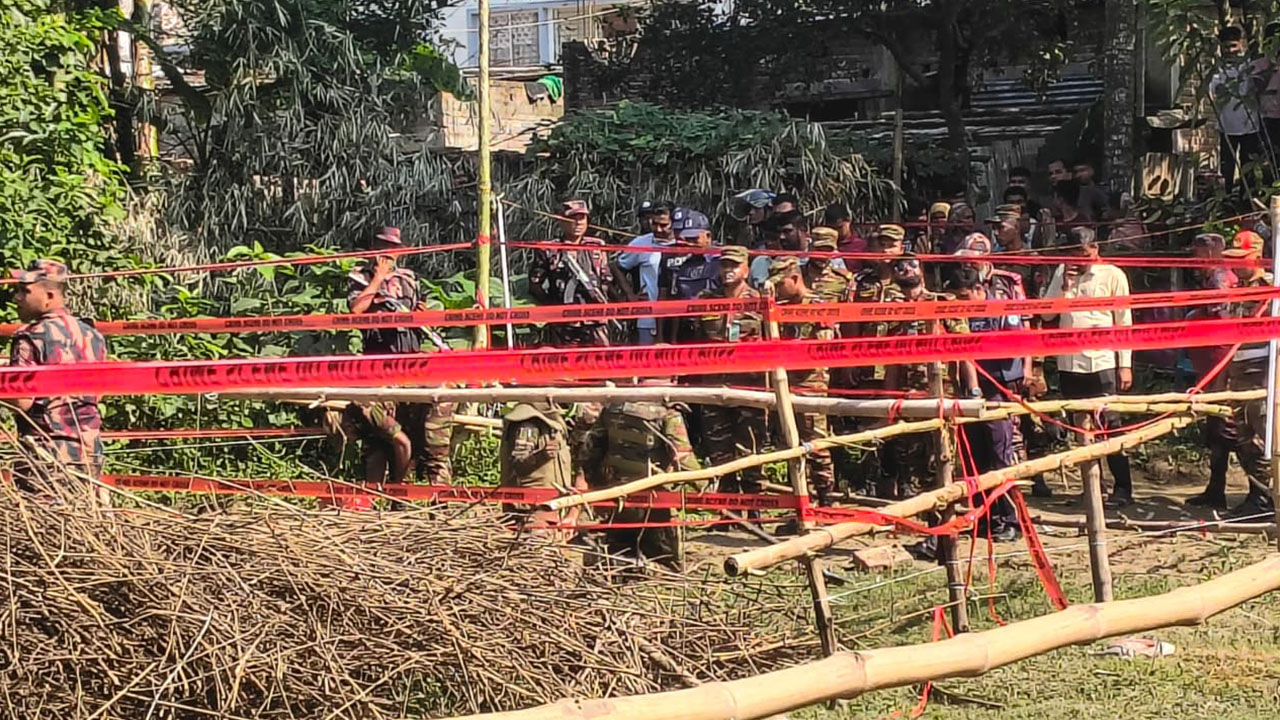 ঘটনাস্থল কর্ডন করে মাইন উদ্ধার করে সেনাবাহিনীর বিস্ফোরক নিষ্ক্রিয়কারী দল। ছবি: এশিয়া পোস্ট