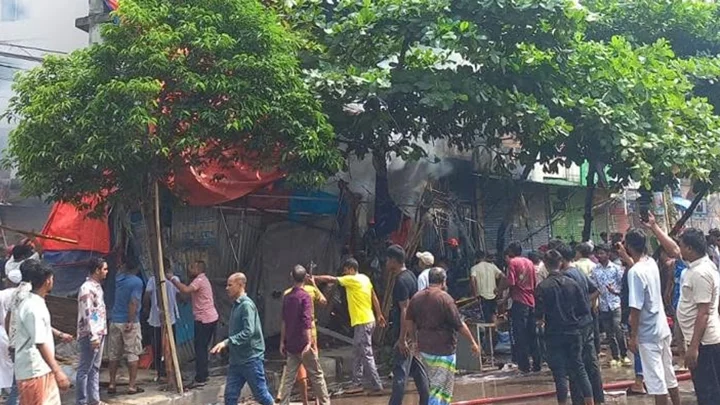 ময়লার গাড়িতে আগুন, পুলিশের গাড়ি ভাঙচুর