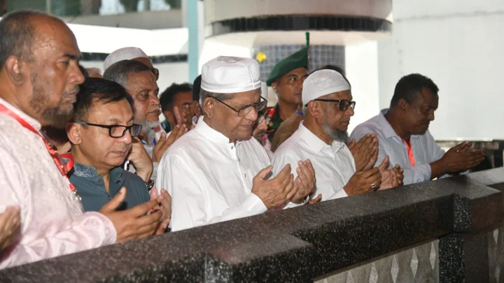 সিলেটে পৌঁছে শাহজালাল মাজার জিয়ারত করলেন রাষ্ট্রপতি