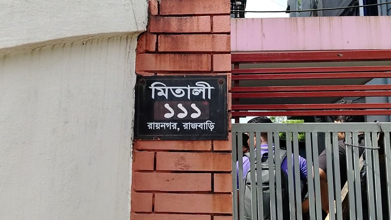 রায়নগর মিতালী আবাসিক এলাকার ১১১ নম্বর বাসার ফটক। ছবি : এশিয়া পোস্ট
