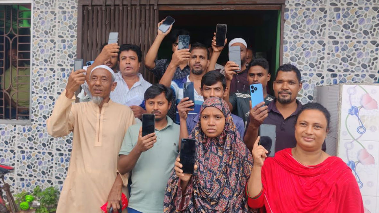 বরিশালে হারানো ২০ মোবাইল ফিরে পেয়েছেন প্রকৃত মালিকরা
