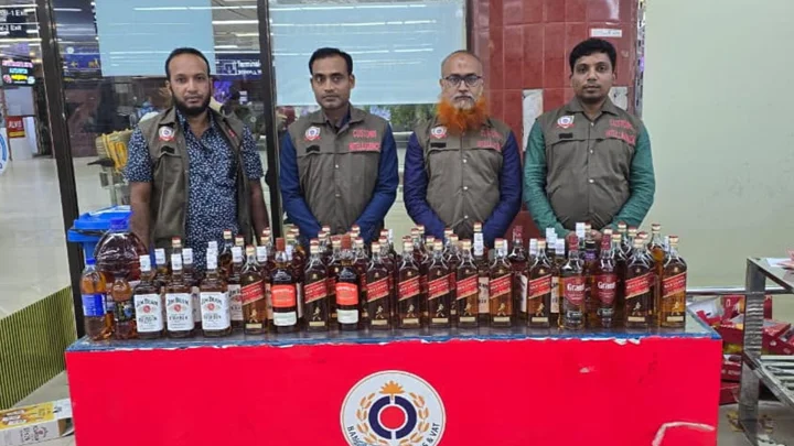 শাহজালালে দুই যাত্রী থেকে ১৬ লাখ টাকার মদ জব্দ
