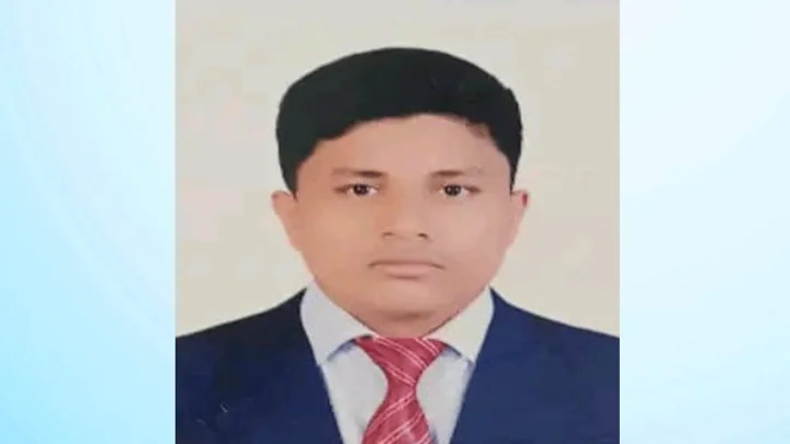ফ্যামিলি কার্ড দেওয়ার কথা বলে নারীর সঙ্গে আপত্তিকর সম্পর্কে সরকারি কর্মকর্তা