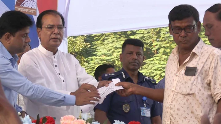 দুর্গাপূজা নির্বিঘ্ন করতে সব প্রস্তুতি নিয়েছে সরকার: ত্রাণমন্ত্রী