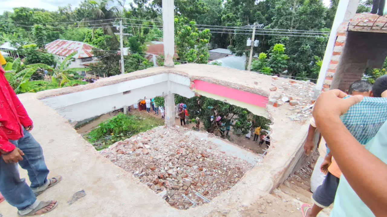 আসামি মোস্তফার ভাঙা বাড়ি