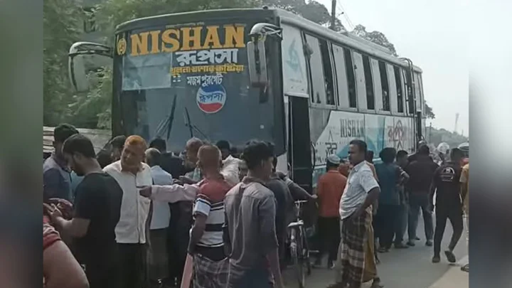 মোটরসাইকেলে দ্রুতগতির বাসের ধাক্কা, প্রাণ গেল কালীগঞ্জ পৌরসভাকর্মীর