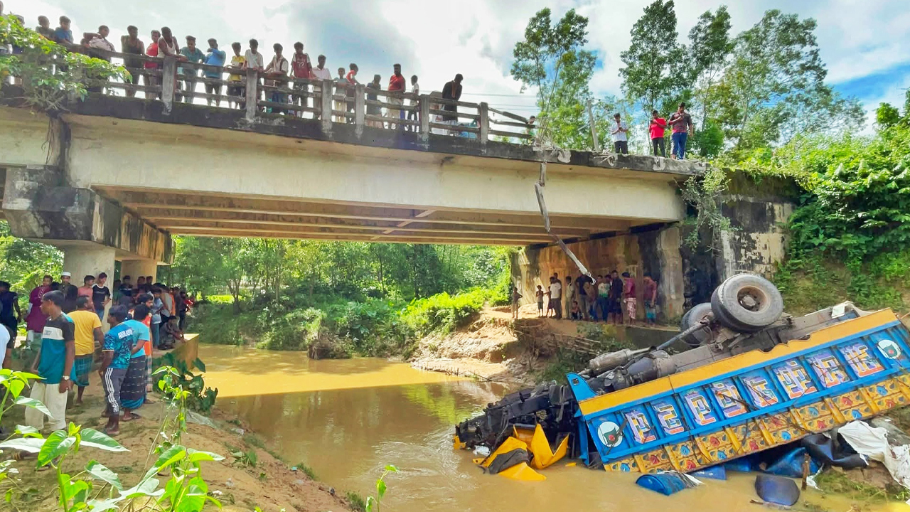 মৌলভীবাজারে নিয়ন্ত্রণ হারিয়ে খালে তেলবাহী ট্রাক, চালক নিহত
