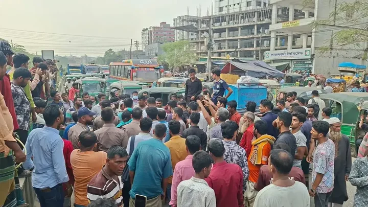 মোহাম্মদপুরে অটোরিকশা চালকদের সড়ক অবরোধ