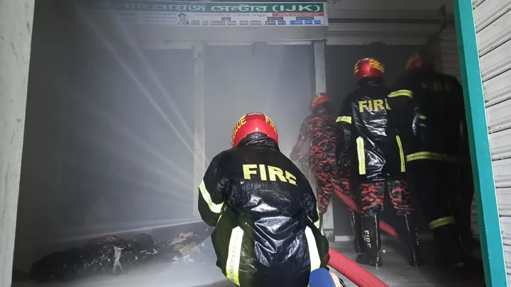 মুন্সিগঞ্জে মার্কেটে আগুন