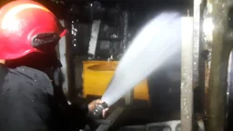 মুন্সীগঞ্জে মধ্যরাতে আগুনে পুড়ল চার দোকান
