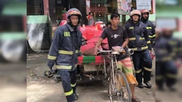 শ্রীনগরে আগুন নেভাতে ভ্যানে নিতে হলো ফায়ার সার্ভিসের সরঞ্জাম