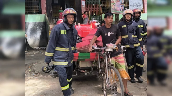 শ্রীনগরে আগুন নেভাতে ভ্যানে নিতে হলো ফায়ার সার্ভিসের সরঞ্জাম