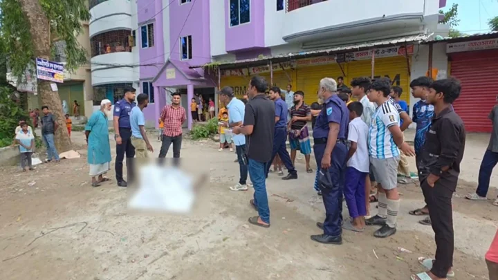 বিদ্যালয়ের পুকুরে ভেসে উঠল অজ্ঞাত মরদেহ 