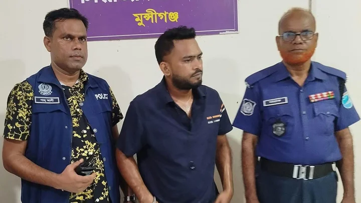 অনলাইন জুয়া খেলার সময় স্বেচ্ছাসেবক দল নেতা গ্রেপ্তার