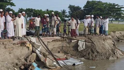 এশার নামাজের পরও ছিল মসজিদ, ফজরের আগে পদ্মায় বিলীন
