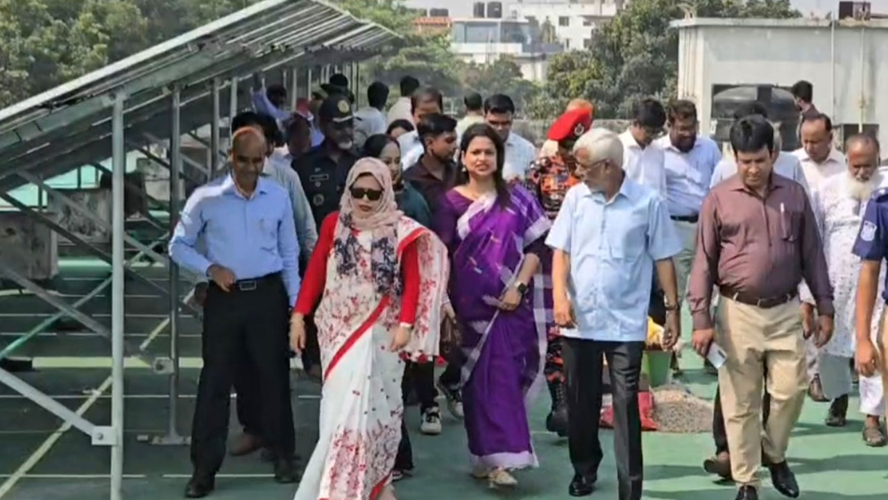 সোলার প্যানেল স্থাপন পরিদর্শনে মুন্সীগঞ্জের জেলা প্রশাসক। ছবি: এশিয়া পোস্ট