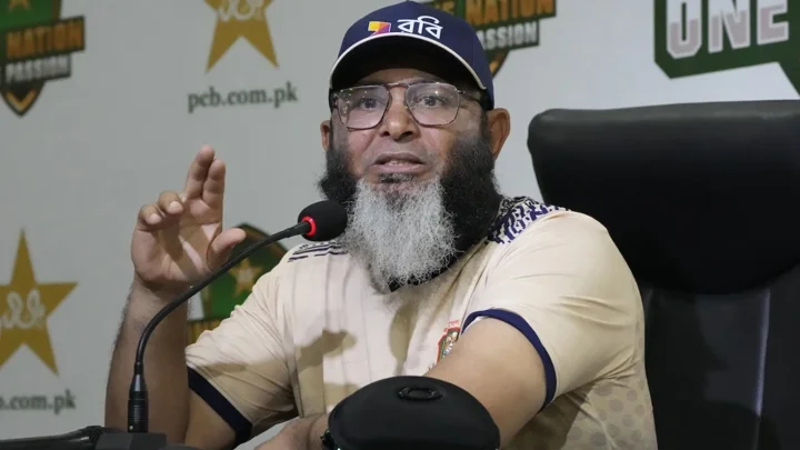 পাকিস্তানের কোচ হতে চান মুশতাক, কিন্তু ভয়ও পান