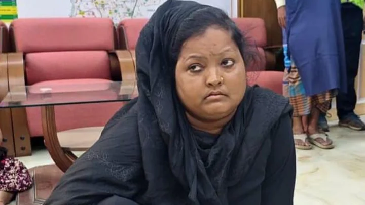 ফ্যামিলি কার্ডের নামে ৯৮ হাজার টাকা হাতিয়ে আরও নিতে এসে ধরা