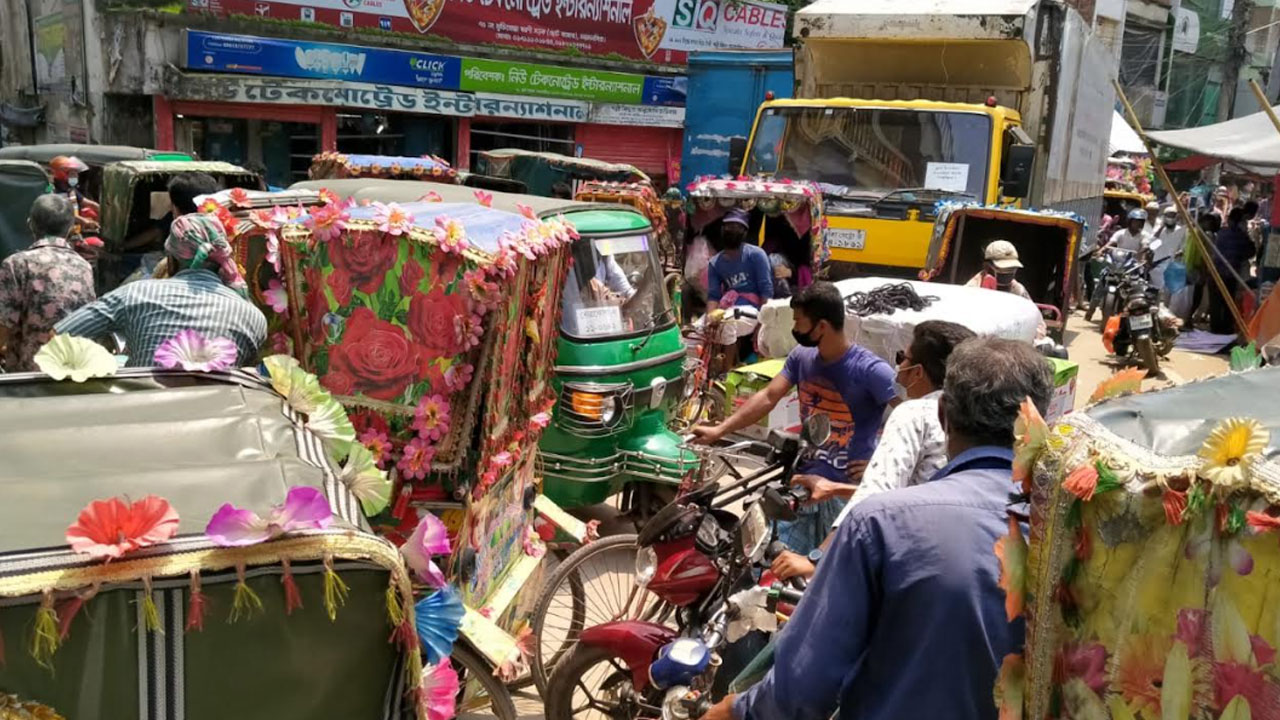 গাড়ি বেড়েছে হাজার হাজার, চার দশকেও বাড়েনি রাস্তা