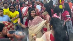 ময়মনসিংহে ব্রহ্মপুত্রের তীরে অশ্রু-আনন্দে দেবী দুর্গাকে বিদায়