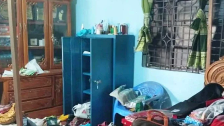 শিক্ষকের বাড়িতে ডাকাতি, মাথায় আঘাতে আহত বাবা